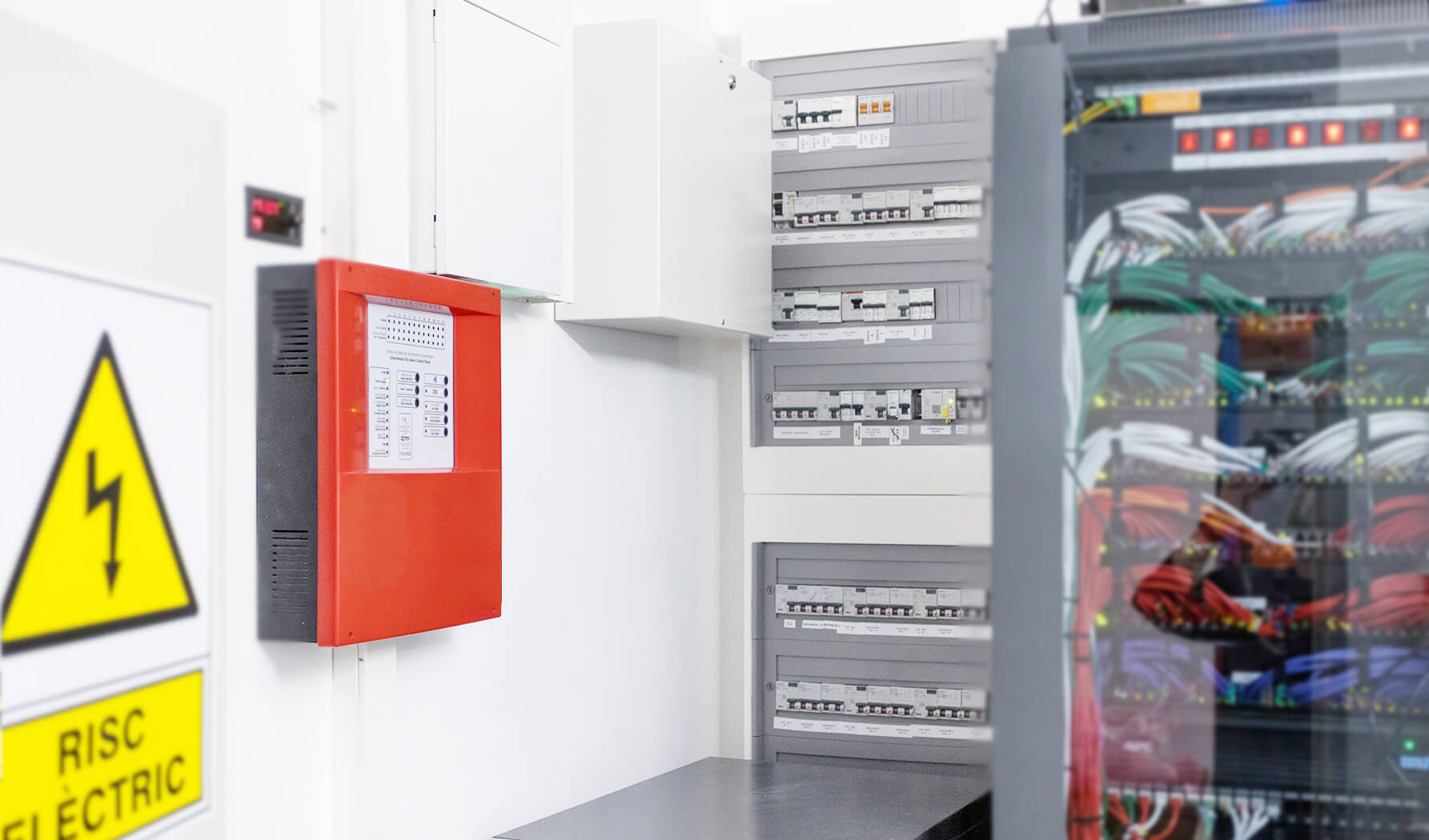 Le châssis mural est un boîtier en métal très discret qui peut être installé dans le local technique des agences.